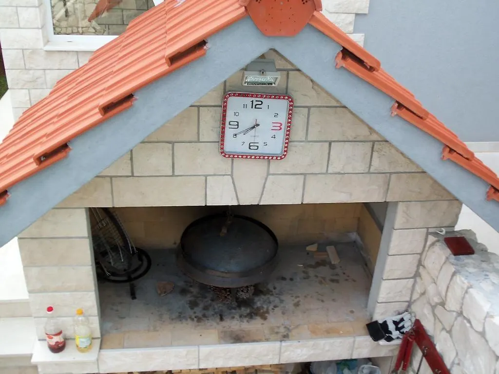 Apartment Elena تروغير